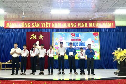 TRAO YÊU THƯƠNG - TIẾP SỨC ĐẾN TRƯỜNG