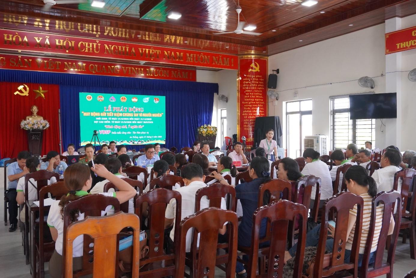 Bà Trần Thị Hà – Ủy viên Ban Thường vụ Đảng ủy, Chủ tịch Ủy ban MTTQ Việt Nam phường phát biểu khai mạc hội nghị