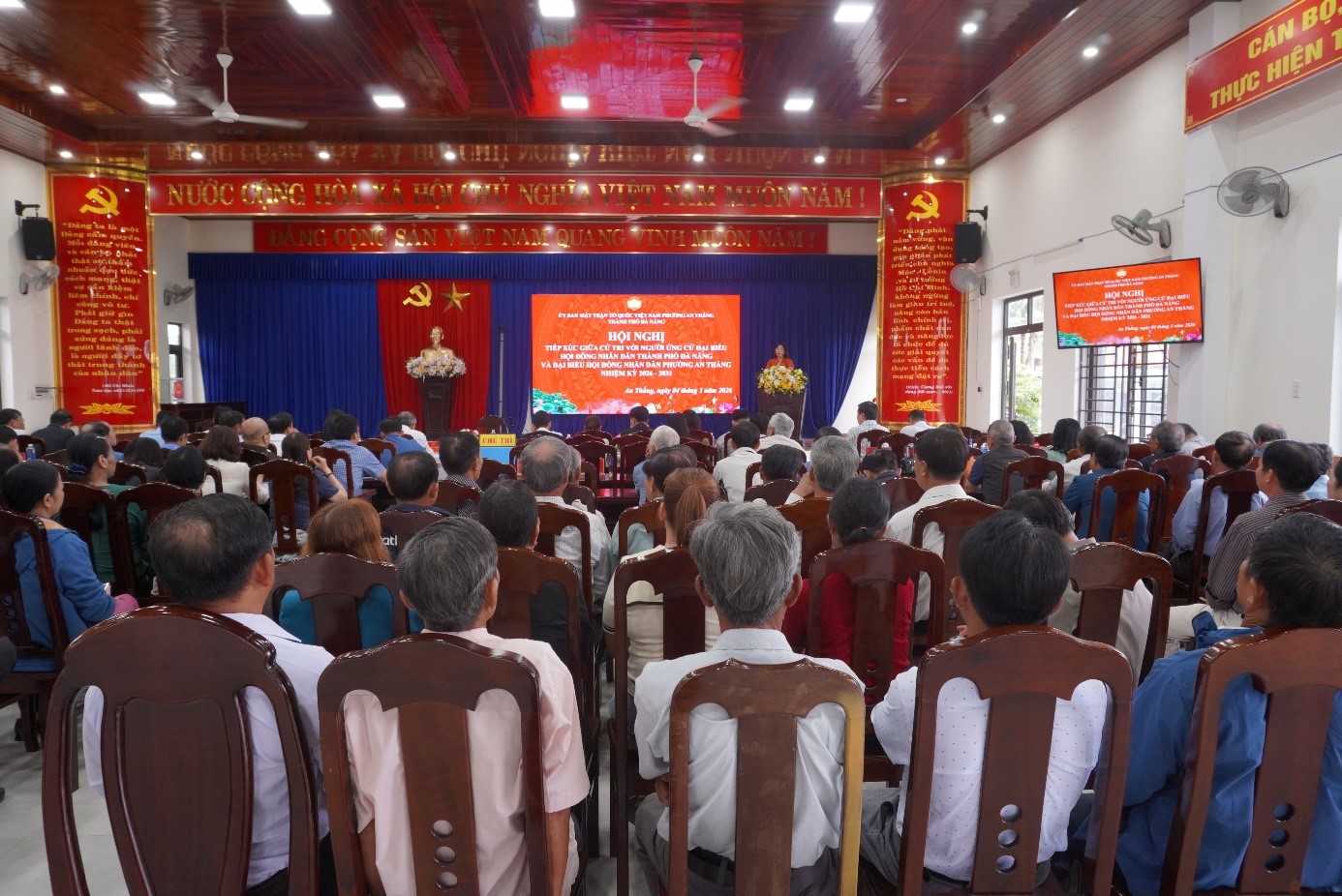 Quang cảnh Hội nghị tiếp xúc giữa cử tri