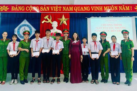 CHI HỘI PHỤ NỮ CÔNG AN PHƯỜNG AN THẮNG TRAO TẶNG THẺ BẢO HIỂM Y TẾ CHO HỌC SINH CÓ HOÀN CẢNH KHÓ KHĂN TRÊN ĐỊA BÀN