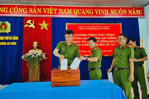 CÔNG AN PHƯỜNG AN THẮNG CHUNG TAY ỦNG HỘ ĐỒNG BÀO BỊ ẢNH HƯỞNG BỞI BÃO SỐ 10