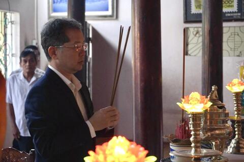 Đoàn công tác Tòa án nhân dân tối cao viếng, dâng hương tại Nhà lưu niệm Mẹ Việt Nam anh hùng Nguyễn Thị Thứ