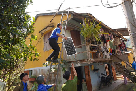 Tuổi trẻ An Thắng – Quế Phước thắp sáng bằng năng lượng mặt trời tại xã Bến Hiên